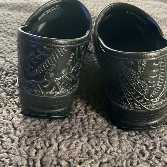 Dansko Professional Black Antique Tooled clog size 39 / 8.5 minor wear - Picture 4 of 7